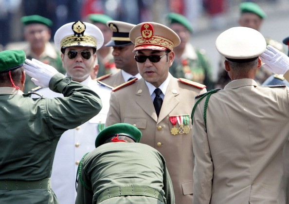 Le roi des Marocains Mohammed VI et ses officiers baiseurs de main. D. R.